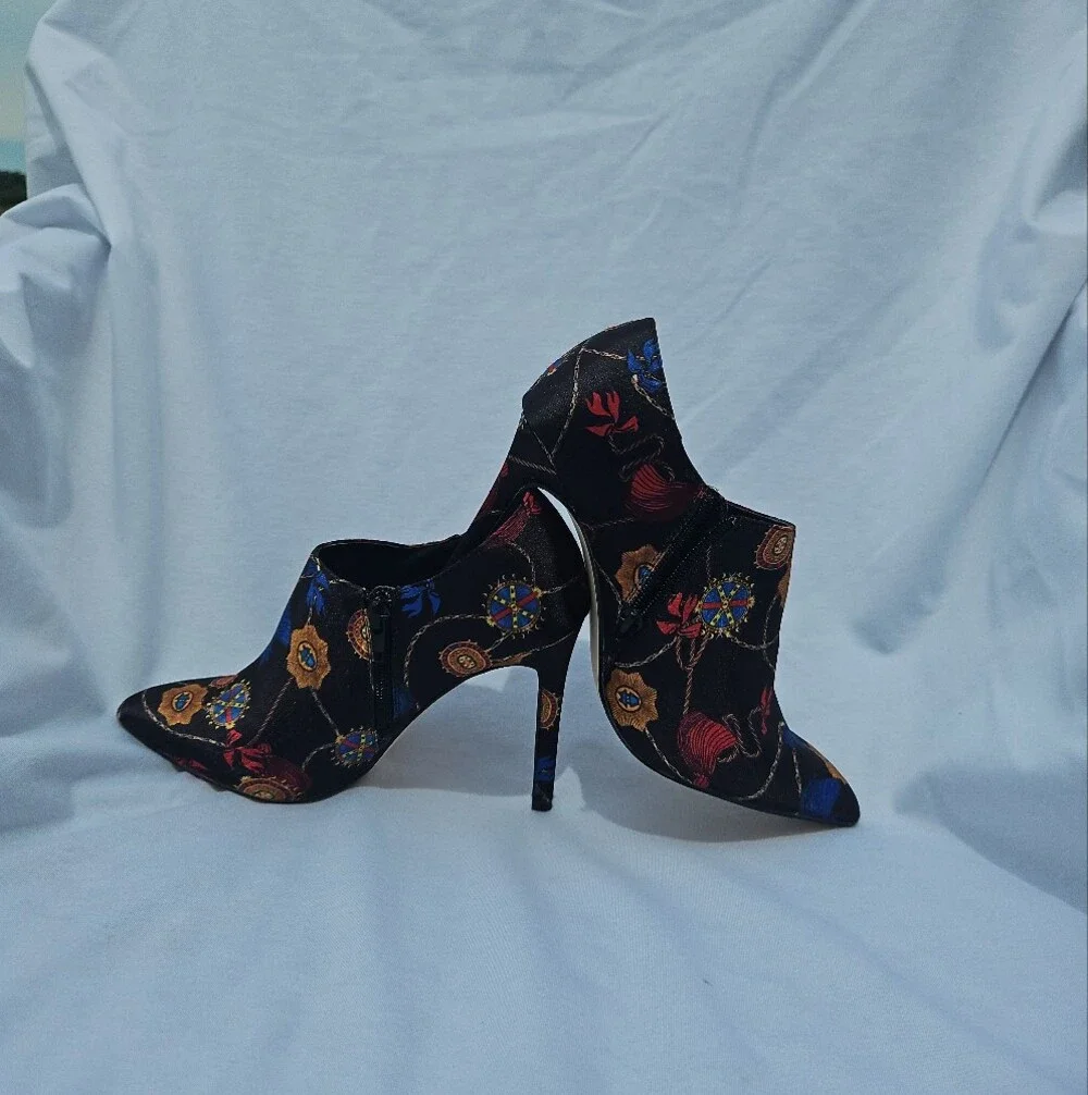 Shoe Dazzle Black Floral Embroidered Pointed-Toe Stiletto Booties